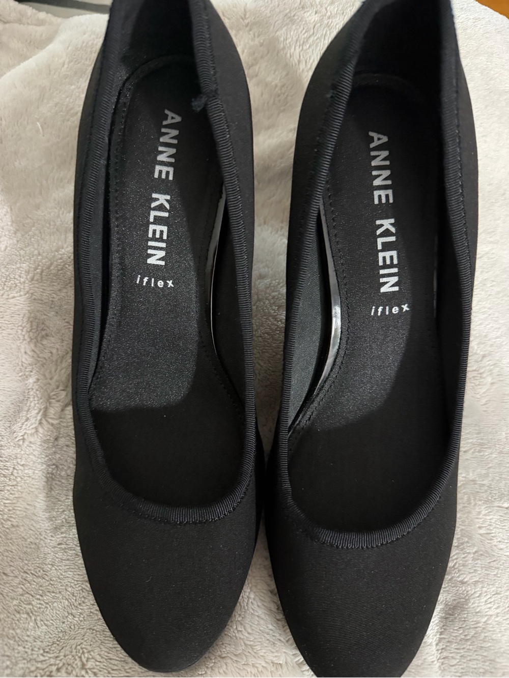 Anne Klein Black iFlex Round-Toe Low Heel Pumps